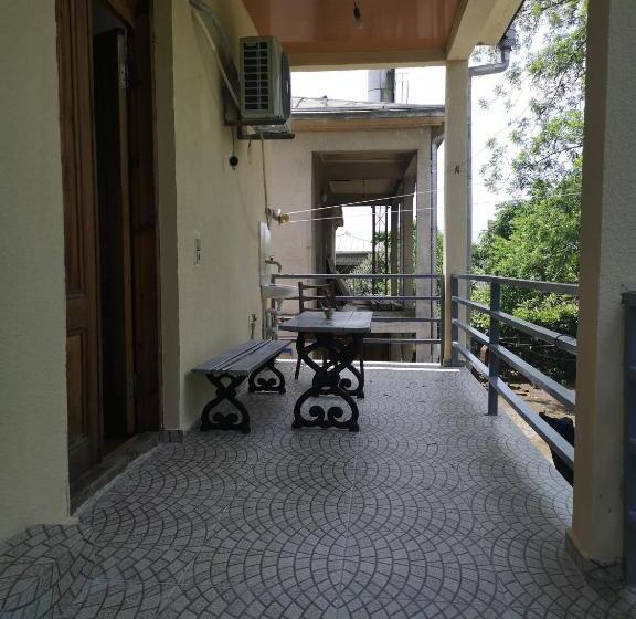 اتاق استاندارد سه نفره, Shorena's House