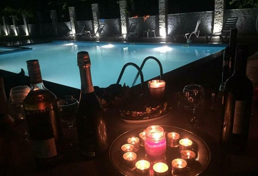 اتاق استاندارد سه تخته با چشم‌انداز استخر, New House Kobuleti