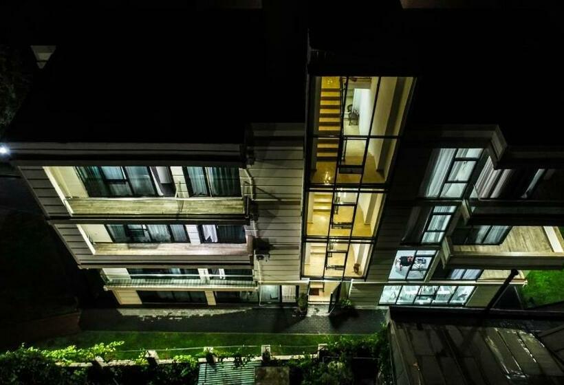 اتاق استاندارد سه تخته با چشم‌انداز استخر, New House Kobuleti