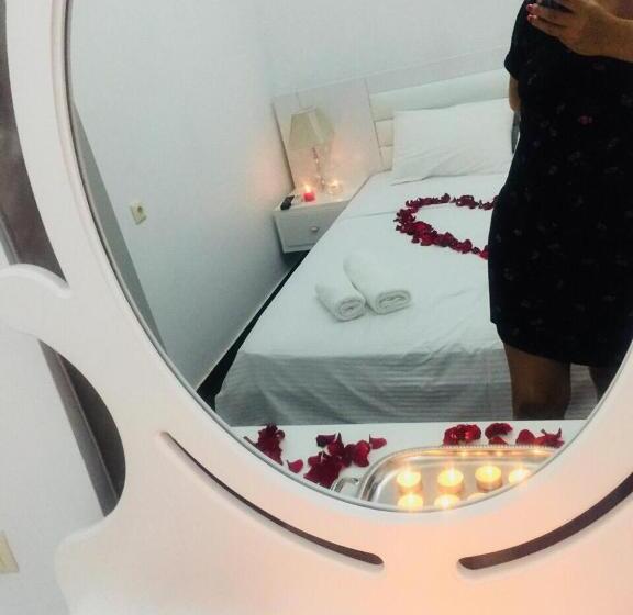 اتاق استاندارد سه تخته با چشم‌انداز استخر, New House Kobuleti