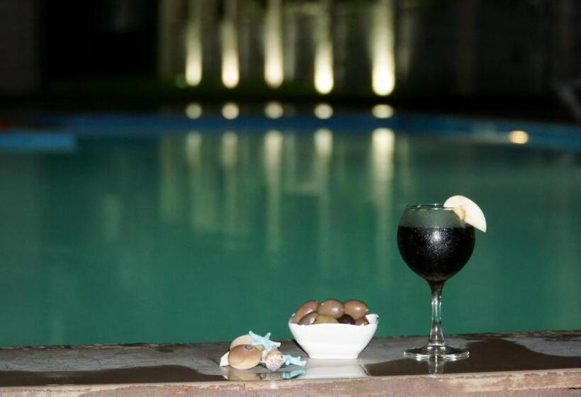 اتاق استاندارد سه تخته با چشم‌انداز استخر, New House Kobuleti