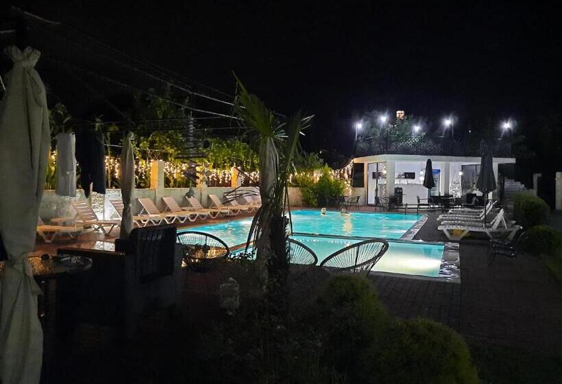 اتاق استاندارد با بالکن و چشم‌انداز دریا, New House Kobuleti