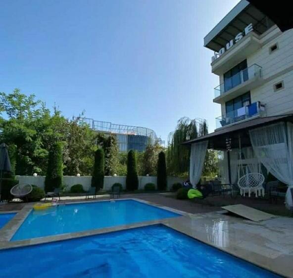 اتاق استاندارد با چشم‌انداز کوهستان, New House Kobuleti