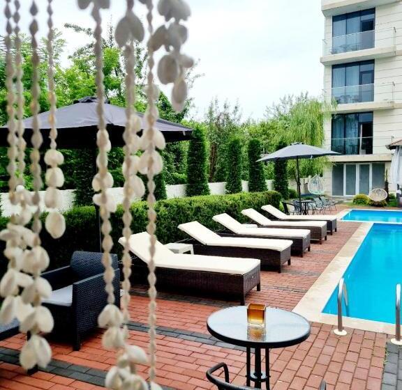 اتاق استاندارد با چشم‌انداز کوهستان, New House Kobuleti