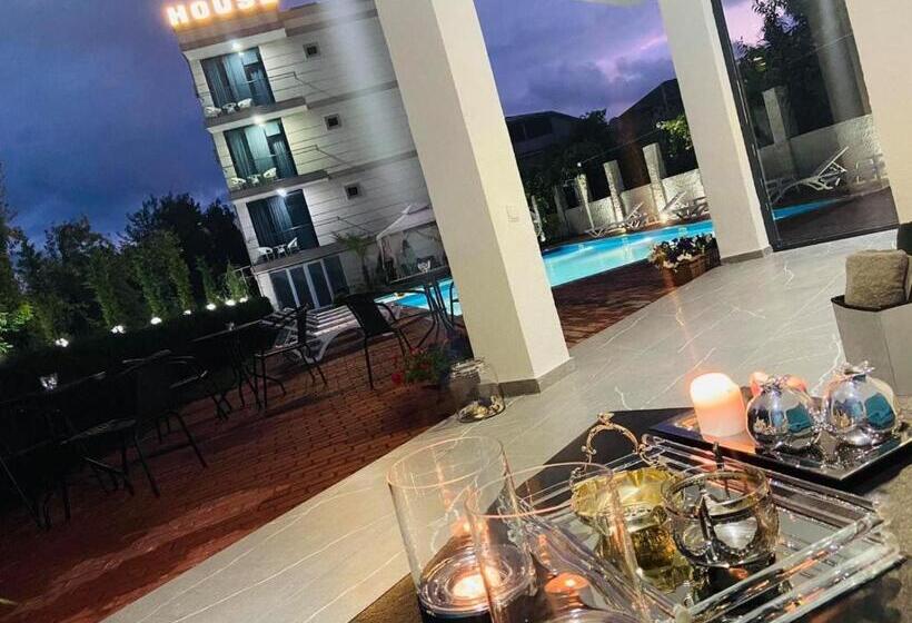 اتاق استاندارد سه تخته با چشم‌انداز استخر, New House Kobuleti