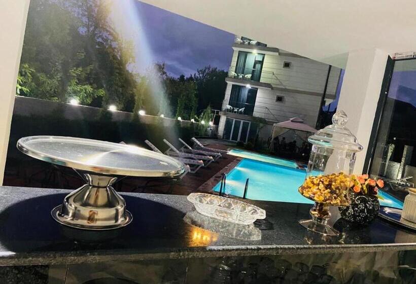 اتاق استاندارد سه تخته با چشم‌انداز استخر, New House Kobuleti