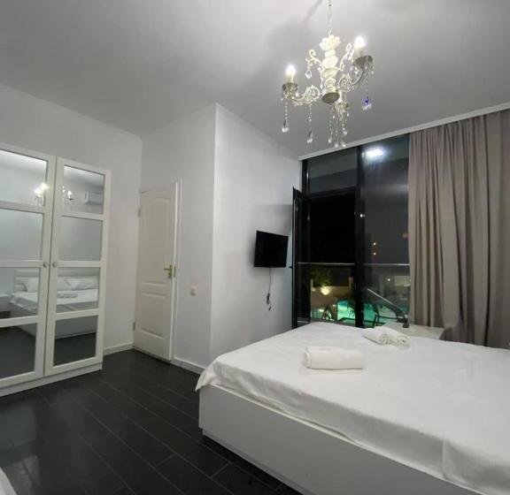اتاق استاندارد سه تخته با چشم‌انداز استخر, New House Kobuleti