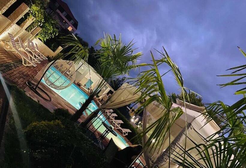 اتاق استاندارد سه تخته با چشم‌انداز استخر, New House Kobuleti