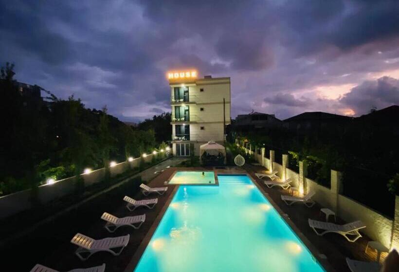 اتاق استاندارد سه تخته با چشم‌انداز استخر, New House Kobuleti