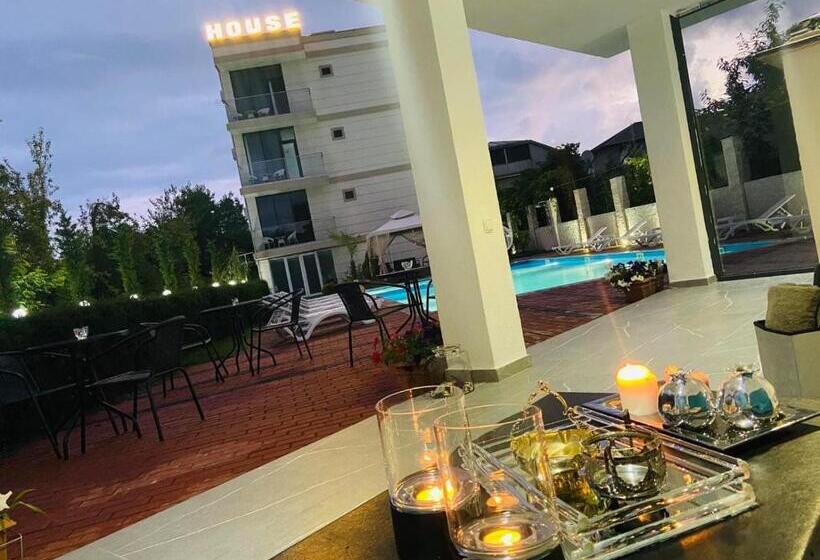 اتاق استاندارد با بالکن و چشم‌انداز دریا, New House Kobuleti