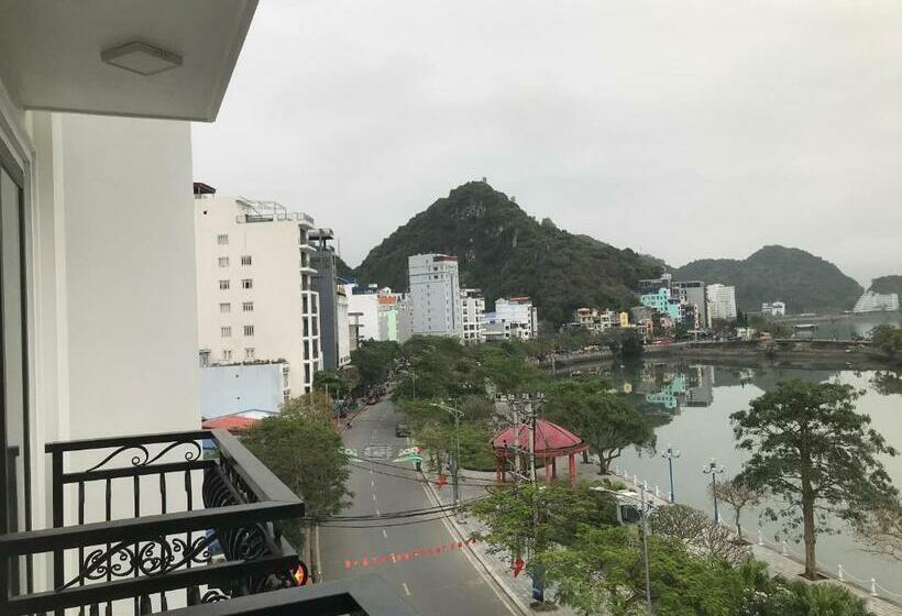 اتاق لوکس با چشم‌انداز دریا, Sea Balcony