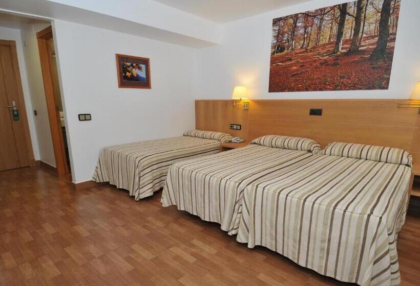 חדר סטנדרט לשלושה, Lacreu