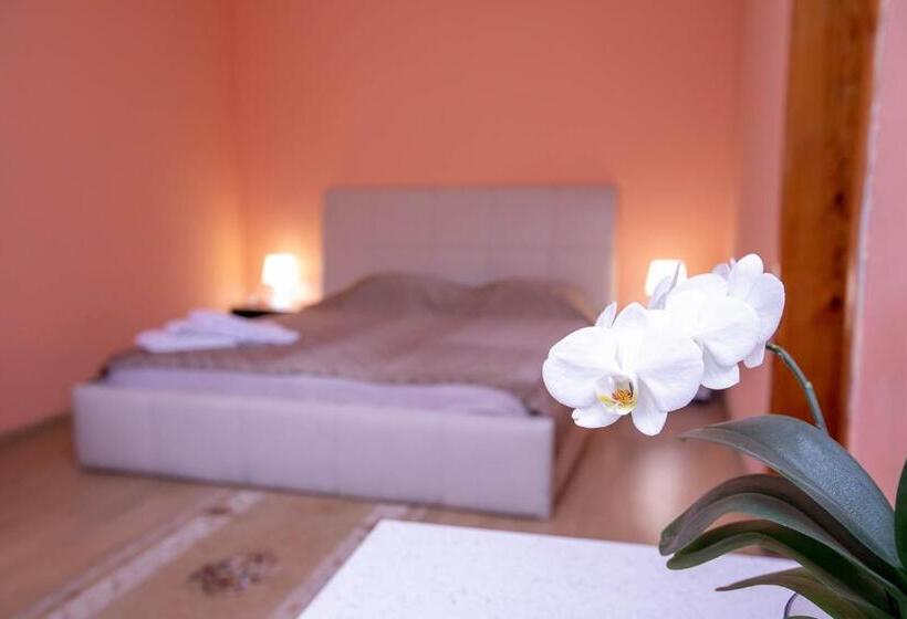 Трехместный Номер Стандарт с Балконом, Family Hotel Ambrozia