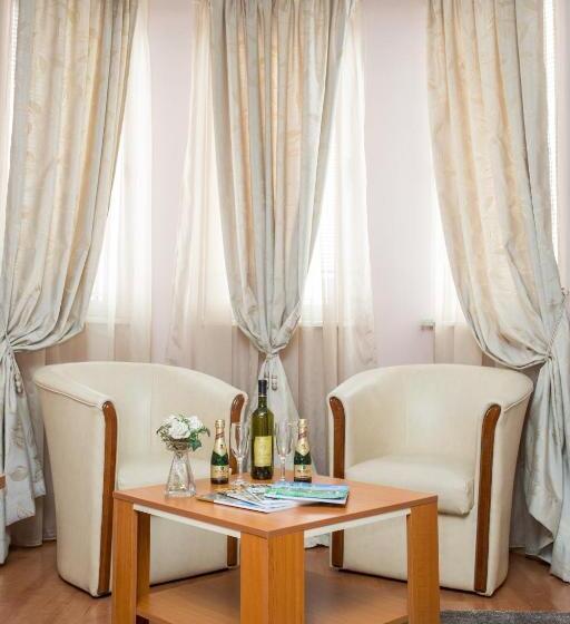 اتاق راحتی, Sin Kom Hotel Garni