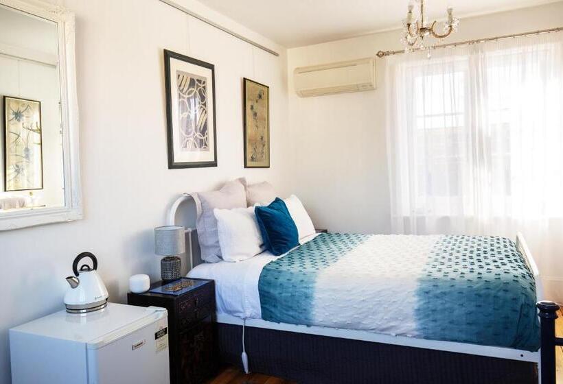 غرفة قياسية ثلاثية, Assemblage Boutique Art B & B