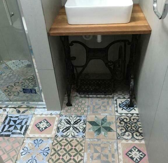 غرفة قياسية ثلاثية, Assemblage Boutique Art B & B