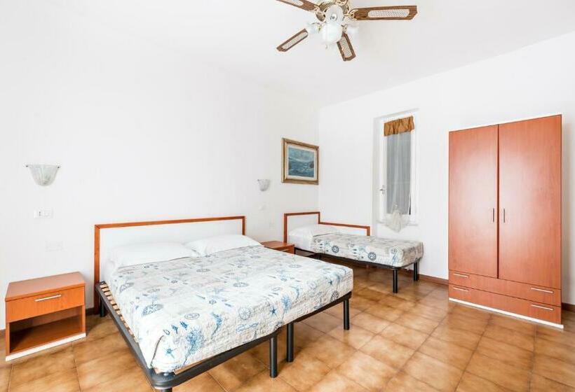 اتاق استاندارد سه تخته با بالکن, Lia Rooms 4