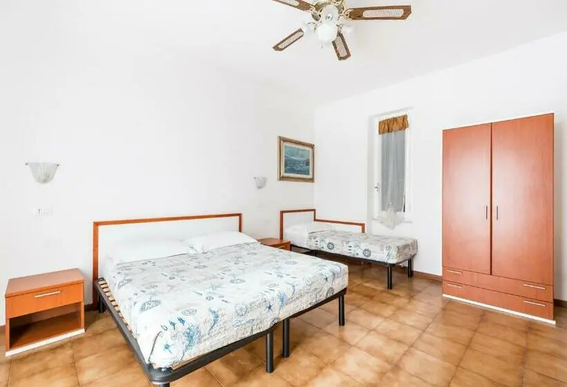 اتاق استاندارد سه تخته با بالکن, Lia Rooms 4