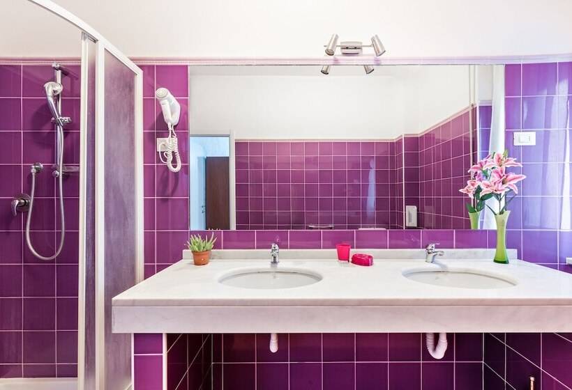غرفة قياسية ثلاثية, Lia Rooms 4