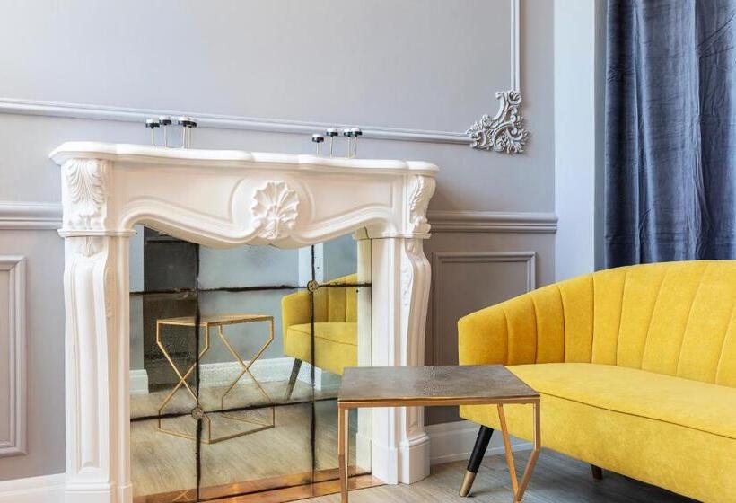 جناح جونيور مزوَّد بشرفة, Vespucci Boutique