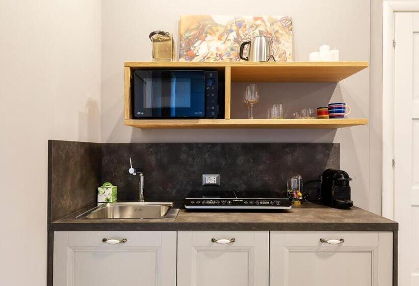 جناح جونيور مزوَّد بشرفة, Vespucci Boutique