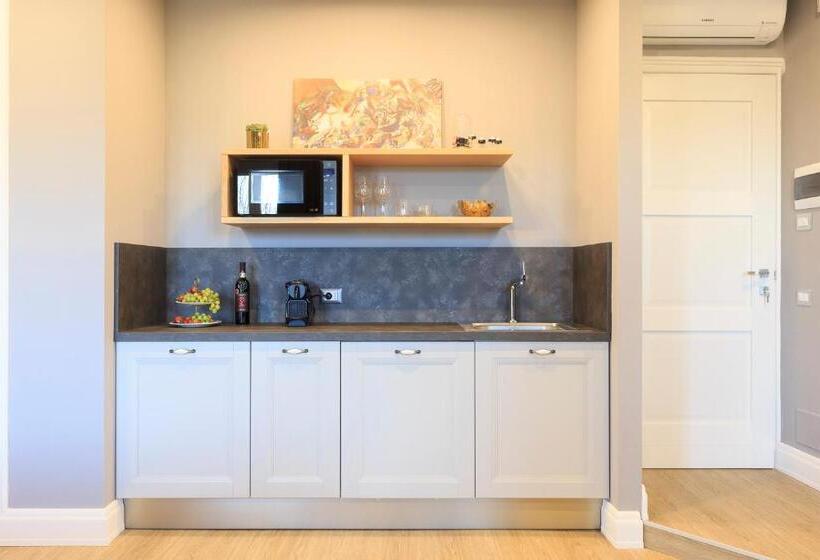 جناح جونيور مزوَّد بشرفة, Vespucci Boutique