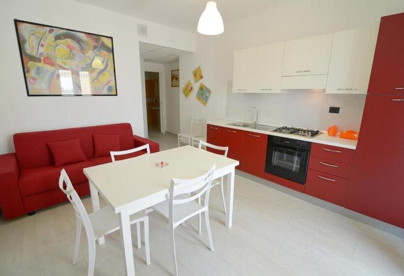 דירת חדר בקומת קרקע, Toto Residence