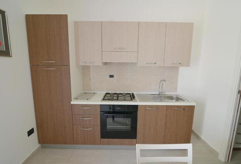 דירת חדר בקומת קרקע, Toto Residence