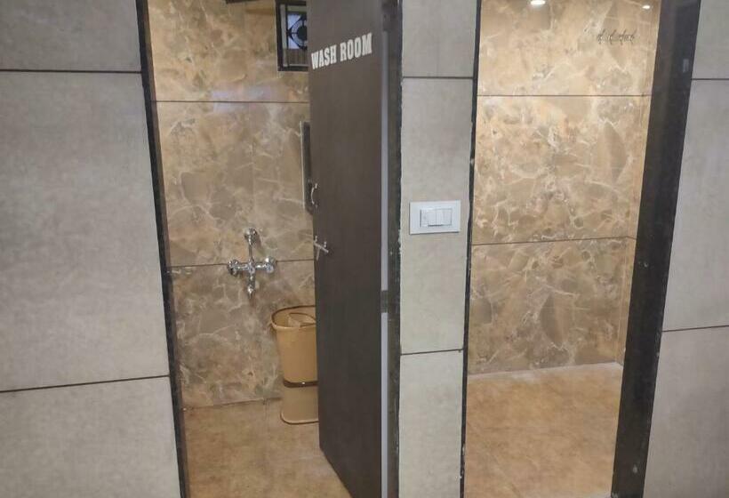 Кровать в Общей Комнате, Diamond Ac Dormitory And Guest House