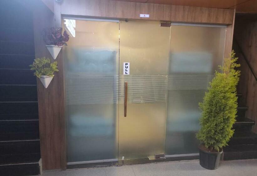 Кровать в Общей Комнате, Diamond Ac Dormitory And Guest House