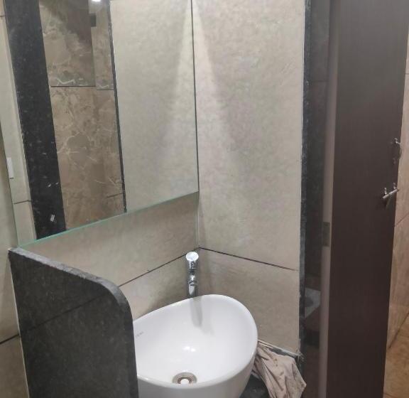 공용 욕실 구비 공동 객실 내의 침대, Diamond Ac Dormitory And Guest House