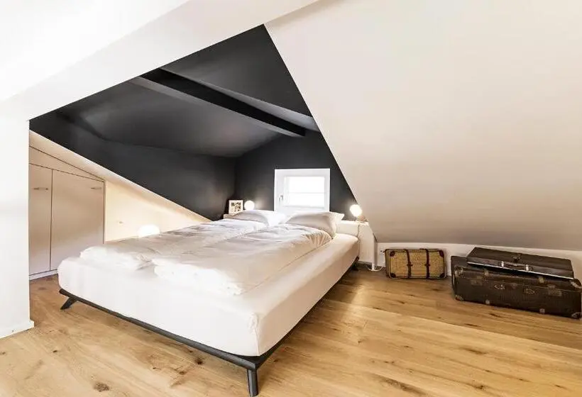 اتاق لوکس, Montmartre