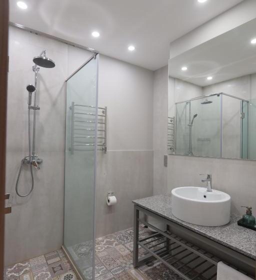 디럭스 룸, Andor