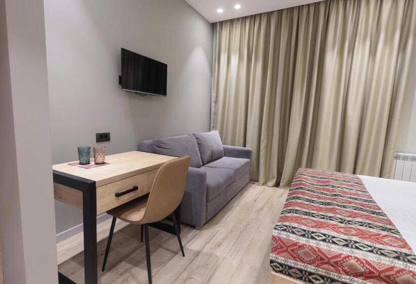 디럭스 룸, Andor