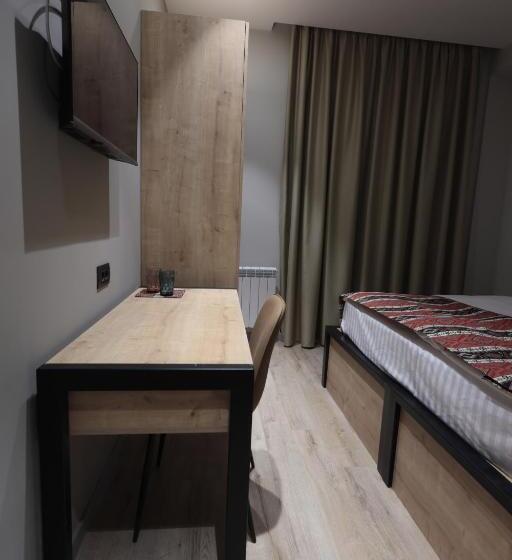 스탠다드 룸, Andor