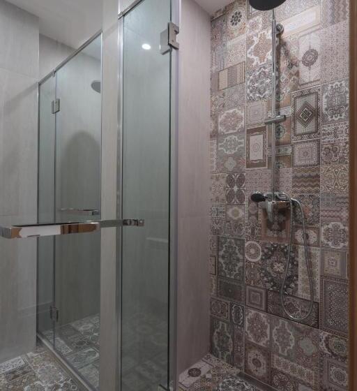 공동 객실, Andor