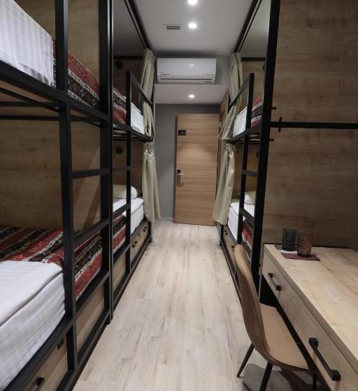 공동 객실, Andor