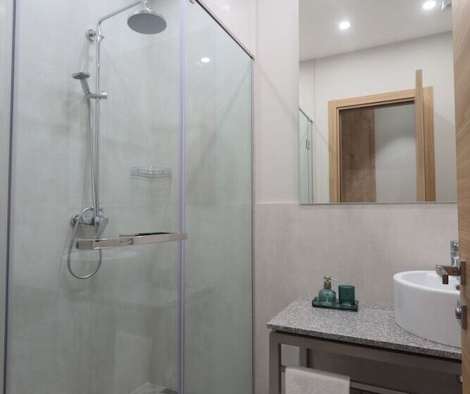 스탠다드 룸, Andor