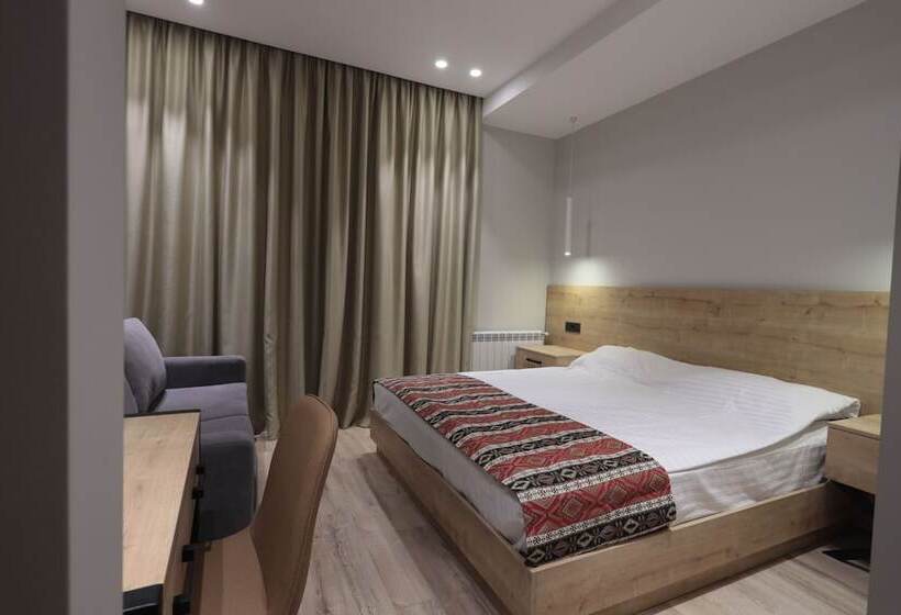 디럭스 룸, Andor