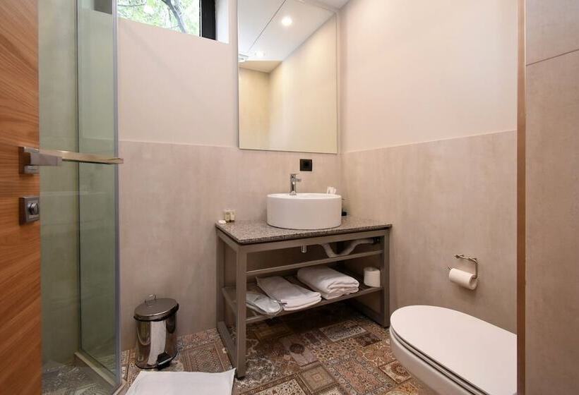 디럭스 룸, Andor