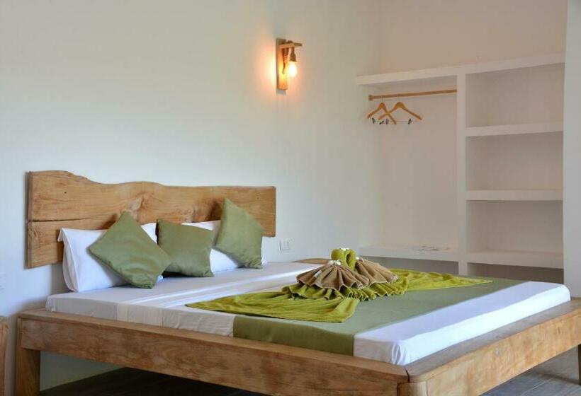 带大床的标准间, La Base B&b