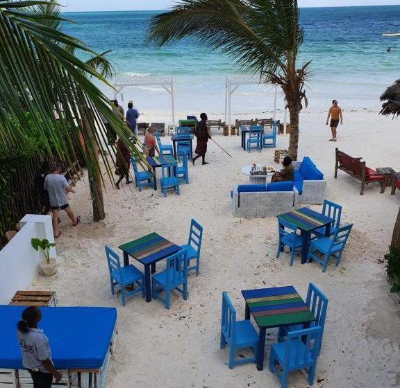 带大床的标准间, La Base B&b