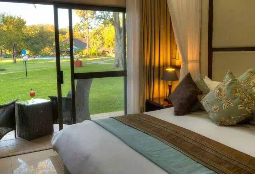 اتاق استاندارد با چشم‌انداز رودخانه, Azambezi River Lodge