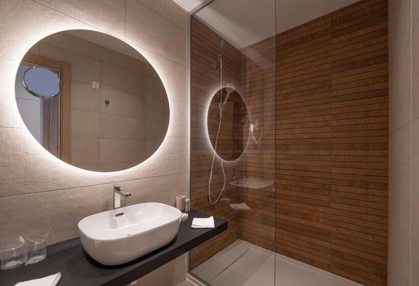 اتاق سوپریور, Montenegro