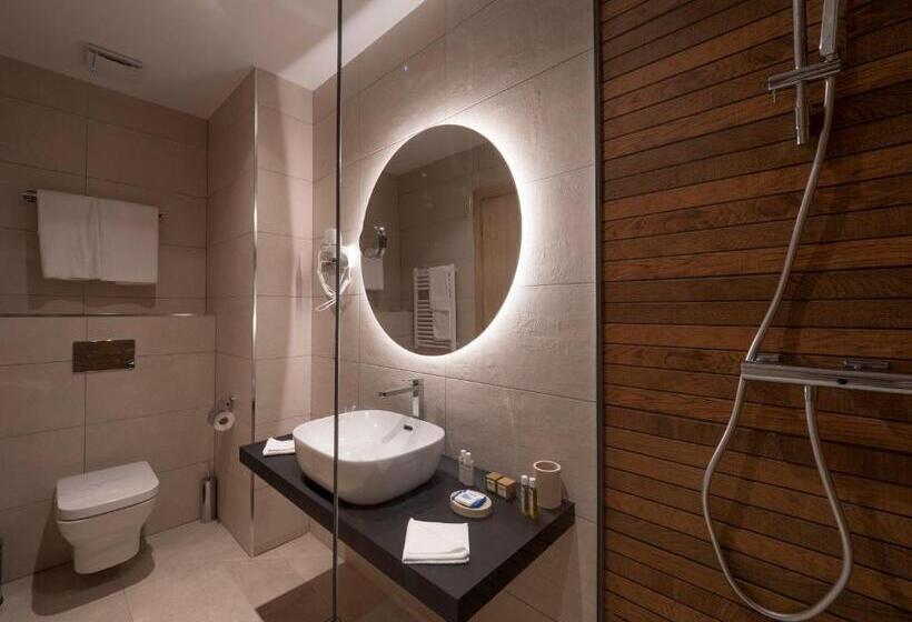 اتاق سوپریور, Montenegro