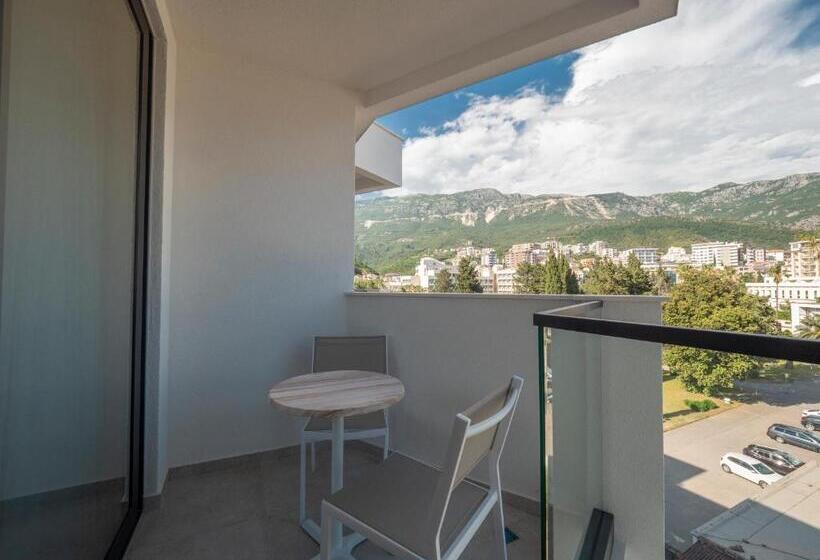 اتاق سوپریور, Montenegro