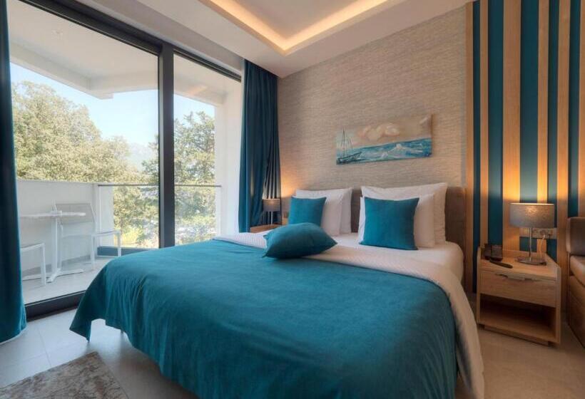 اتاق سوپریور, Montenegro