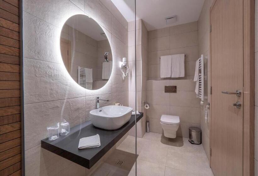 اتاق سوپریور با چشمانداز جانبی دریا, Montenegro