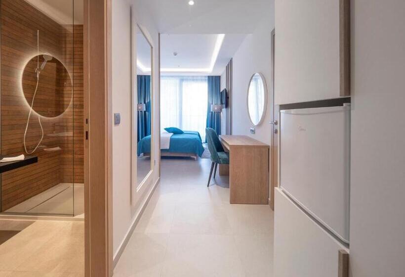 اتاق سوپریور با چشمانداز جانبی دریا, Montenegro