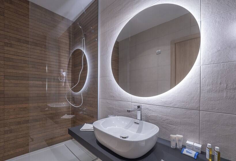 اتاق سوپریور, Montenegro